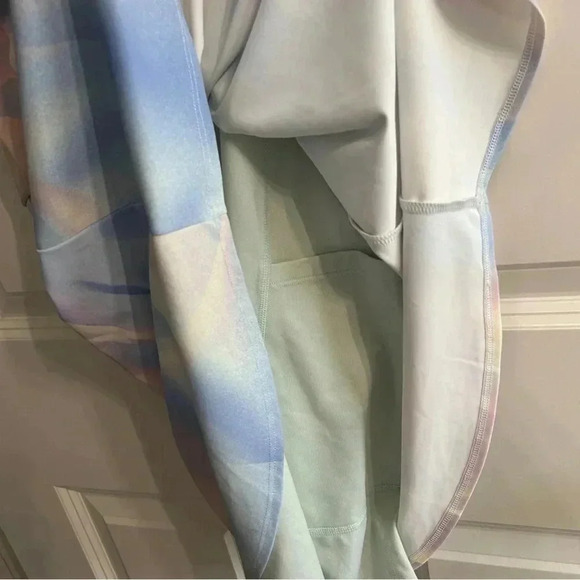 Athletic dress size xxl/18. Pastel. Barely worn… but does have 3 tiny stains. - Picture 9 of 13